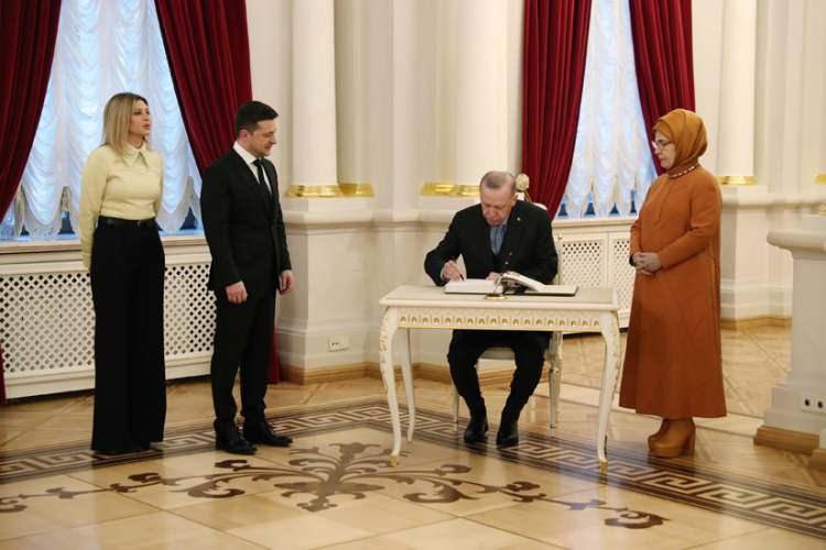 <p>Cumhurbaşkanı Erdoğan ile Ukrayna Devlet Başkanı Zelenskiy, iki ülke arasındaki anlaşmaların imza töreninin ardından ortak basın toplantısı gerçekleştirdi.</p>

<p> </p>
