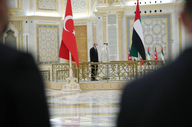 <p>Cumhurbaşkanı Erdoğan, Abu Dabi Veliaht Prensi Şeyh Muhammed bin Zayed Al Nahyan tarafından Kasr El Vatan Sarayı'nda resmî törenle karşılanmasının ardından, Kasr El Vatan Sarayı'nda heyetler arası görüşme gerçekleştirdi. Heyetler arası görüşmelerin ardından Cumhurbaşkanı Erdoğan ve Abu Dabi Veliaht Prensi bin Zayed, anlaşmaların imza törenine katıldı. Cumhurbaşkanı Erdoğan ve Abu Dabi Veliaht Prensi bin Zayed, daha sonra baş başa görüşme gerçekleştirdi.</p>

<p> </p>
