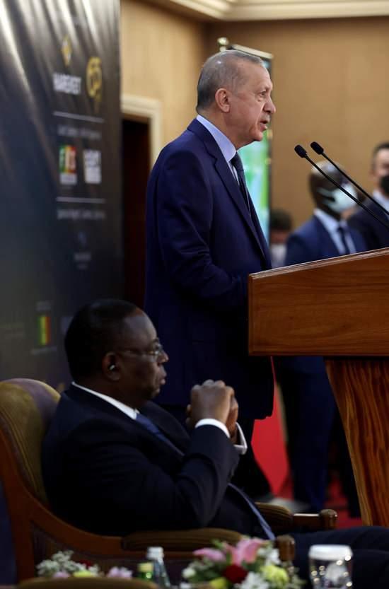 <p>Daha sonra Cumhurbaşkanı Erdoğan ülkedeki temasları kapsamında, Senegal-Türkiye İş Forumu’na katılarak bir konuşma yaptı.</p>
<p> </p>