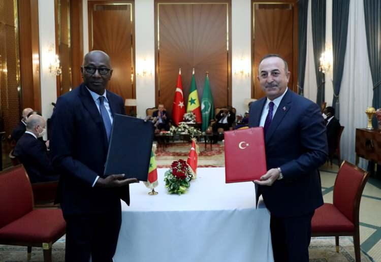 <p>İş forumunun ardından Cumhurbaşkanı Erdoğan, Senegal Cumhurbaşkanı Sall tarafından Cumhurbaşkanlığı Sarayı’nda resmî törenle karşılandı. Resmî törenin ardından tokalaşarak gazetecilere görüntü veren Cumhurbaşkanı Erdoğan ve Senegal Cumhurbaşkanı Sall, baş başa görüşmeye geçti. Görüşmelerinin ardından iki lider ortak basın toplantısı düzenleyerek açıklamalarda bulundu. Ortak basın toplantısı öncesinde Cumhurbaşkanı Erdoğan ve Senegal Cumhurbaşkanı Sall’ın huzurunda iki ülke arasında beş anlaşma imzalandı.</p>
<p> </p>