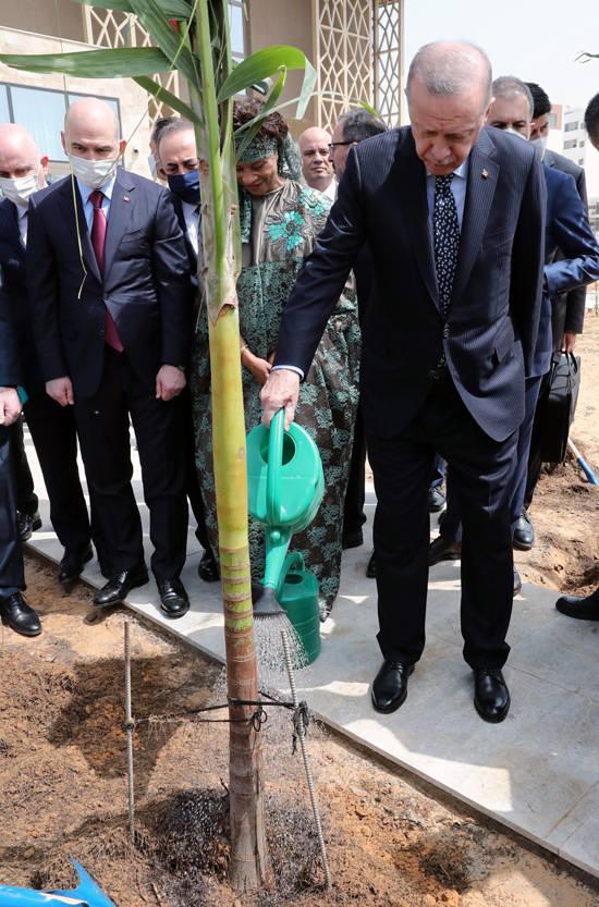 <p>Ülkedeki temasları kapsamında Cumhurbaşkanı Erdoğan, Gine Bissau Cumhurbaşkanı Umaro Sissoco Embalo ve Almanya Cumhurbaşkanı Frank-Walter Steinmeier ile bir araya geldi.</p>

<p> </p>
