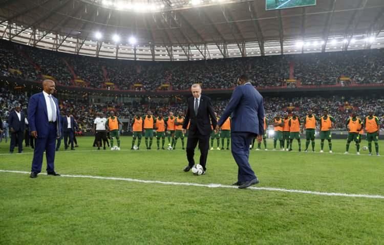<p>Cumhurbaşkanı Erdoğan, Senegal'de Türk şirketi tarafından inşa edilen 50 bin kişilik Senegal Stadyumu’nun açılışına katıldı.</p>
<p> </p>
