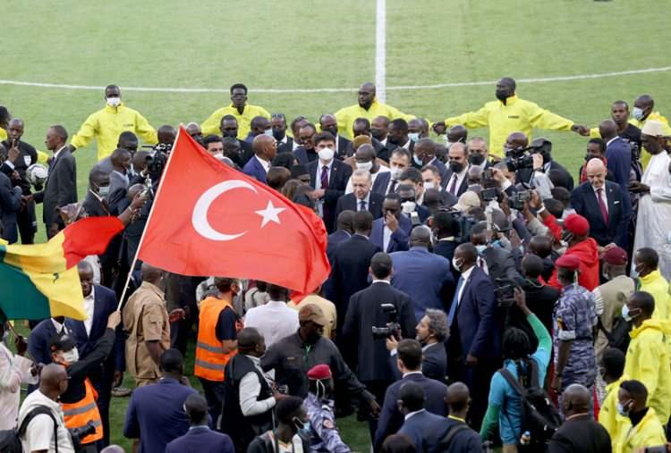 <p>Cumhurbaşkanı Erdoğan, Senegal'de Türk şirketi tarafından inşa edilen 50 bin kişilik Senegal Stadyumu’nun açılışına katıldı.</p>
<p> </p>