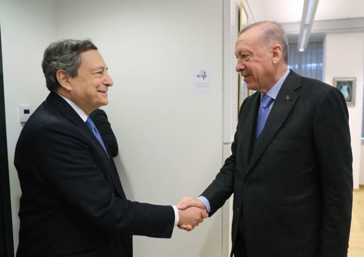 <p>NATO Olağanüstü Devlet ve Hükûmet Başkanları Zirvesi'ndeki ikili temasları kapsamında Cumhurbaşkanı Erdoğan, Fransa Cumhurbaşkanı Emmanuel Macron, İtalya Başbakanı Mario Draghi, Estonya Başbakanı Kaja Kallas, İngiltere Başbakanı Boris Johnson ile NATO Karargâhı’nda bir araya geldi.</p>

<p> </p>
