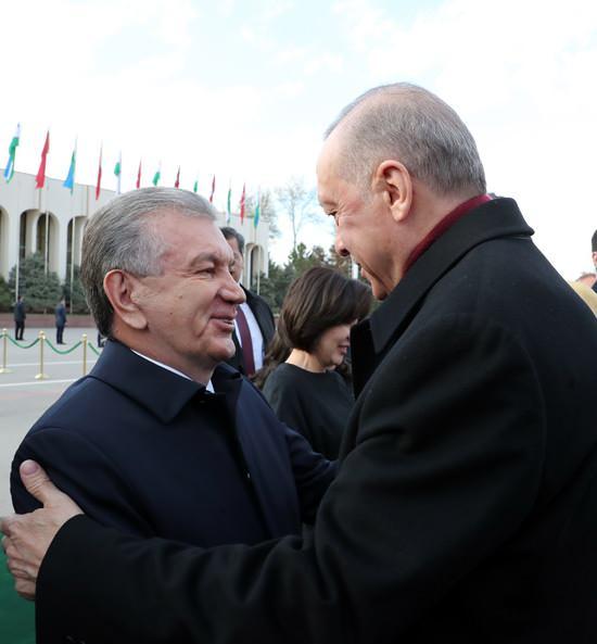 <p>Cumhurbaşkanı Erdoğan, Özbekistan Cumhurbaşkanı Mirziyoyev tarafından Kök Saray’da resmî törenle karşılandı.</p>