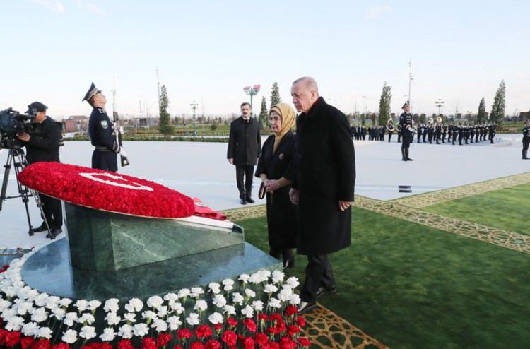 <p>Özbekistan’daki temasları kapsamında Cumhurbaşkanı Erdoğan ilk olarak Yeni Özbekistan Parkı'ndaki Bağımsızlık Anıtı'na çelenk sundu.</p>
<p><br />
</p>