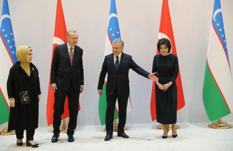 <p>Özbekistan Cumhurbaşkanı Mirziyoyev, Cumhurbaşkanı Erdoğan onuruna resmî akşam yemeği verdi.<br />
<br />
</p>