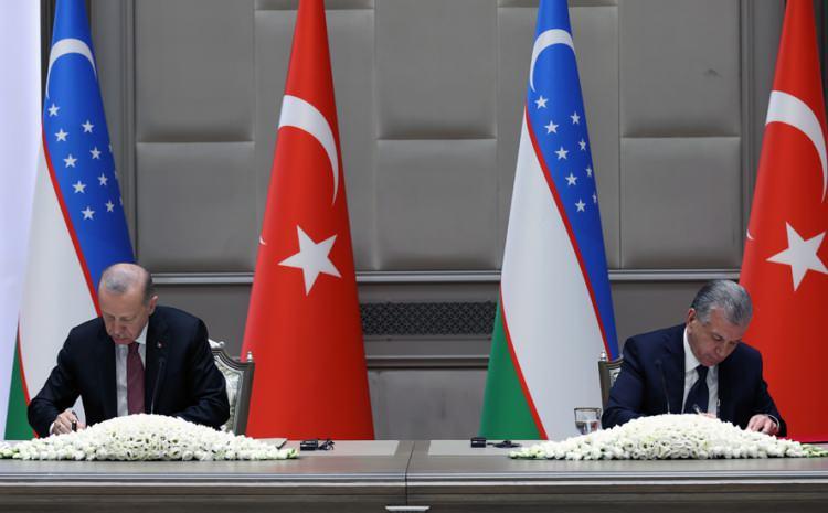 <p>Cumhurbaşkanı Erdoğan, baş başa görüşme ve Yüksek Düzeyli Stratejik İşbirliği Konseyi toplantısı ardından Özbekistan Cumhurbaşkanı Şevket Mirziyoyev ile ortak basın toplantısı düzenledi.</p>
<p><br />
<br />
<br />
</p>