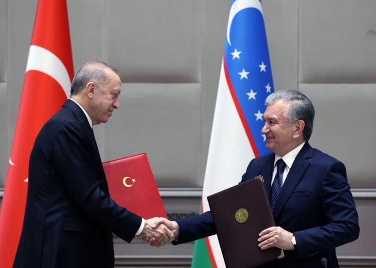 <p>Cumhurbaşkanı Erdoğan, baş başa görüşme ve Yüksek Düzeyli Stratejik İşbirliği Konseyi toplantısı ardından Özbekistan Cumhurbaşkanı Şevket Mirziyoyev ile ortak basın toplantısı düzenledi.</p>
<p><br />
<br />
<br />
</p>