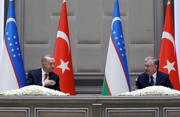<p>Cumhurbaşkanı Erdoğan, baş başa görüşme ve Yüksek Düzeyli Stratejik İşbirliği Konseyi toplantısı ardından Özbekistan Cumhurbaşkanı Şevket Mirziyoyev ile ortak basın toplantısı düzenledi.</p>
<p><br />
<br />
<br />
</p>