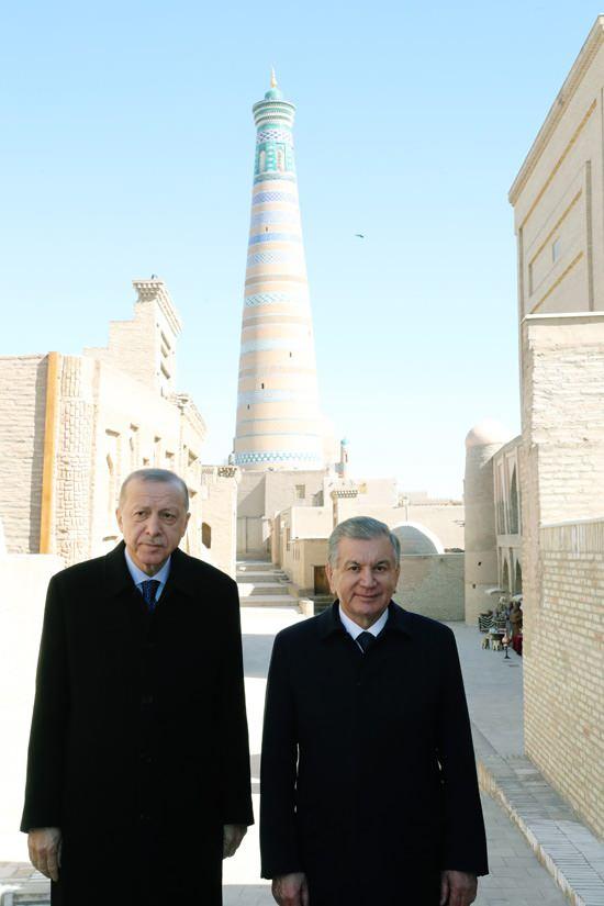 <p>Cumhurbaşkanı Erdoğan, ziyaretinin ikinci gününde Türk İslam tarihinin önemli merkezlerinden Hive'yi ziyaret etti.</p>
<p> </p>