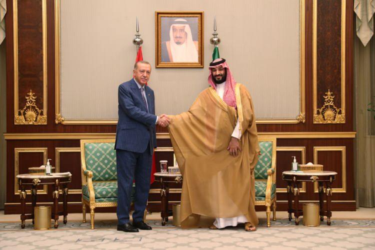 <p>Cumhurbaşkanı Erdoğan, temasları kapsamında, Suudi Arabistan Veliaht Prensi Muhammed bin Selman ile Al-Salam Sarayı’nda bir araya geldi.</p>
<p> </p>