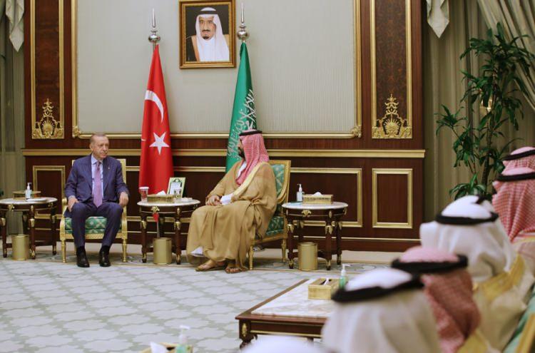 <p>Cumhurbaşkanı Erdoğan, temasları kapsamında, Suudi Arabistan Veliaht Prensi Muhammed bin Selman ile Al-Salam Sarayı’nda bir araya geldi.</p>

<p> </p>
