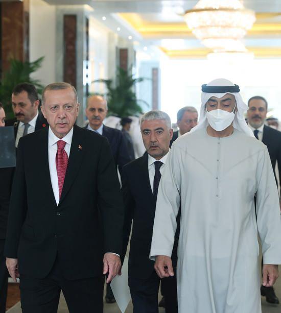 <p>Cumhurbaşkanı Erdoğan ziyarette, Birleşik Arap Emirlikleri Devlet Başkanı Şeyh Muhammed bin Zayed Al Nahyan’la bir araya gelerek, taziyelerini iletti.</p>

<p><br />
 </p>
