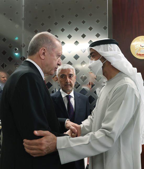 <p>Cumhurbaşkanı Erdoğan ziyarette, Birleşik Arap Emirlikleri Devlet Başkanı Şeyh Muhammed bin Zayed Al Nahyan’la bir araya gelerek, taziyelerini iletti.<br />
</p>