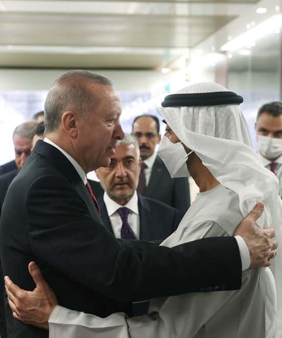 <p>Cumhurbaşkanı Erdoğan ziyarette, Birleşik Arap Emirlikleri Devlet Başkanı Şeyh Muhammed bin Zayed Al Nahyan’la bir araya gelerek, taziyelerini iletti.</p>

<p> </p>
