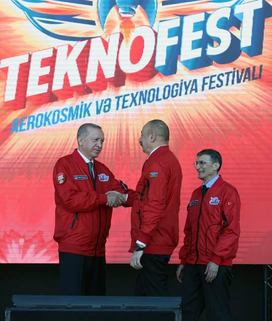 <p>Azerbaycan Bağımsızlık Günü kutlamaları kapsamında, Bakü’de düzenlenen Havacılık, Uzay ve Teknoloji Festivali TEKNOFEST Azerbaycan’ın Seçkin Gözlemci Günü’ne katılarak bir konuşma yapan Cumhurbaşkanı Erdoğan, Azerbaycan Cumhurbaşkanı İlham Aliyev ile bir araya geldi.</p>

<p> </p>
