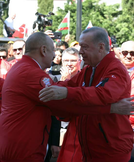 <p>Cumhurbaşkanı Recep Tayyip Erdoğan, Azerbaycan Cumhurbaşkanı İlham Aliyev’in davetine icabetle, 28 Mayıs 2022 tarihinde Azerbaycan’a günübirlik bir ziyaret gerçekleştirdi.</p>

