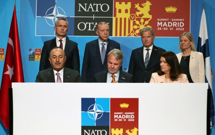 <p>Cumhurbaşkanı Erdoğan, İspanya’da 28 Haziran 2022 Salı günü Finlandiya Cumhurbaşkanı Sauli Niinistö, İsveç Başbakanı Magdalena Andersson ve NATO Genel Sekreteri Jens Stoltenberg ile dörtlü görüşme gerçekleştirdi.</p>
<p> </p>