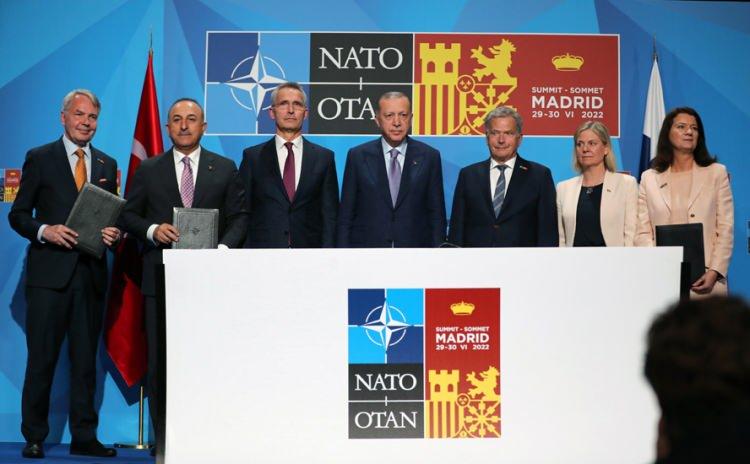 <p>Cumhurbaşkanı Erdoğan, İspanya’da 28 Haziran 2022 Salı günü Finlandiya Cumhurbaşkanı Sauli Niinistö, İsveç Başbakanı Magdalena Andersson ve NATO Genel Sekreteri Jens Stoltenberg ile dörtlü görüşme gerçekleştirdi.</p>

<p> </p>

