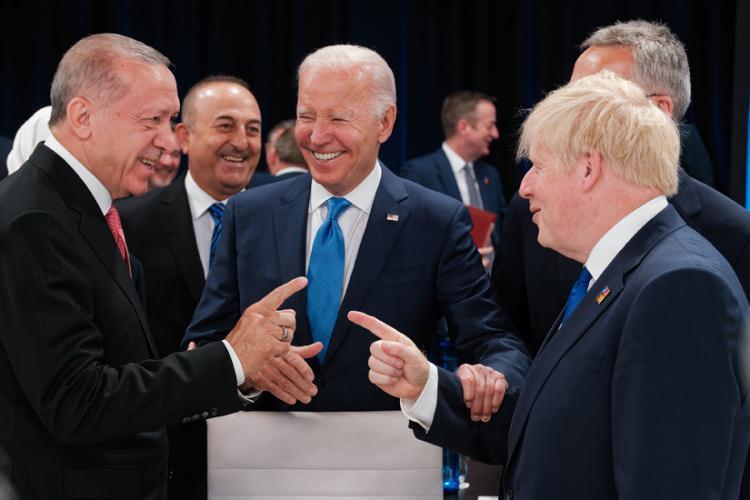 <p>NATO Devlet ve Hükûmet Başkanları Zirvesi temasları kapsamında Cumhurbaşkanı Erdoğan; Amerika Birleşik Devletleri (ABD) Başkanı Joe Biden, Fransa Cumhurbaşkanı Emmanuel Macron, İngiltere Başbakanı Boris Johnson, Avusturya Federal Şansölyesi Karl Nehammer ve Avrupa Birliği (AB) Konseyi Başkanı Charles Michel ile bir araya geldi.</p>

<p> </p>
