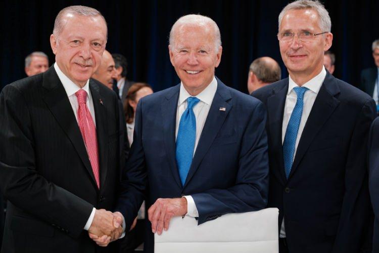 <p>NATO Devlet ve Hükûmet Başkanları Zirvesi temasları kapsamında Cumhurbaşkanı Erdoğan; Amerika Birleşik Devletleri (ABD) Başkanı Joe Biden, Fransa Cumhurbaşkanı Emmanuel Macron, İngiltere Başbakanı Boris Johnson, Avusturya Federal Şansölyesi Karl Nehammer ve Avrupa Birliği (AB) Konseyi Başkanı Charles Michel ile bir araya geldi.<br />
 </p>
