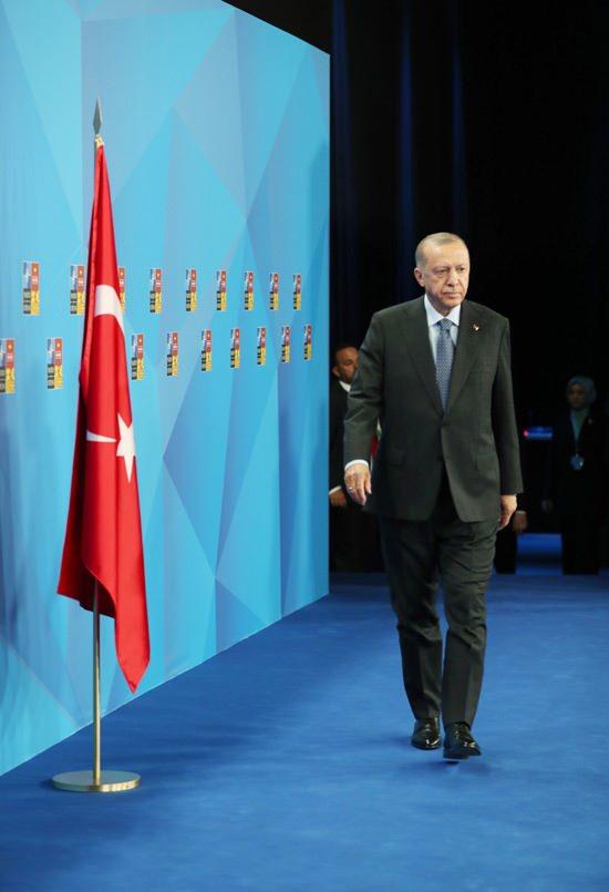 <p>Cumhurbaşkanı Erdoğan, NATO Devlet ve Hükûmet Başkanları Zirvesi’nin ardından basın toplantısı düzenleyerek açıklamalarda bulundu.<br />
 </p>
