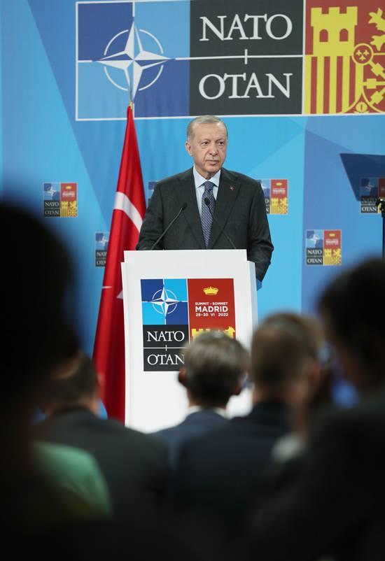 <p>Cumhurbaşkanı Erdoğan, NATO Devlet ve Hükûmet Başkanları Zirvesi’nin ardından basın toplantısı düzenleyerek açıklamalarda bulundu.<br />
</p>