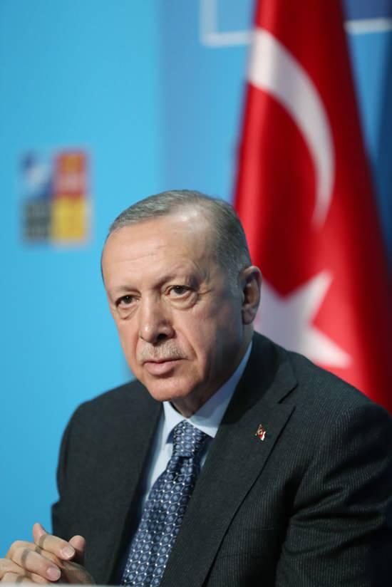 <p>Cumhurbaşkanı Erdoğan, NATO Devlet ve Hükûmet Başkanları Zirvesi’nin ardından basın toplantısı düzenleyerek açıklamalarda bulundu.<br />
 </p>

