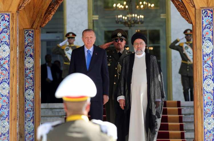 <p>Cumhurbaşkanı Erdoğan Tahran Mehrabad Uluslararası Havalimanı’nda, İran Petrol Bakanı Cevad Uci, İran Cumhurbaşkanlığı Ofisi Protokol Genel Müdürü Reza Naghipour, İran’ın Ankara Büyükelçisi Mohammad Farazmand, Türkiye’nin Tahran Büyükelçisi Derya Örs ve eşi Lale Örs ile büyükelçilik personeli tarafından karşılandı.</p>

<p> </p>
