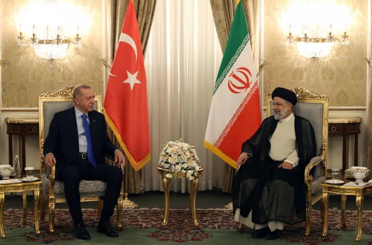 <p>Cumhurbaşkanı Erdoğan, 19 Temmuz 2022 Salı günü resmî ziyarette bulunmak üzere gittiği İran’da, İran Cumhurbaşkanı Reisi tarafından resmî törenle karşılandı.</p>
<p> </p>