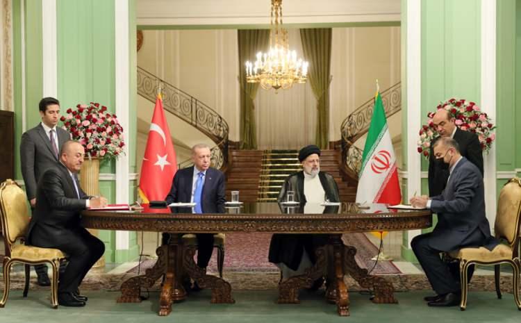 <p>Cumhurbaşkanı Erdoğan ve İran Cumhurbaşkanı Reisi Sadabad Sarayında bir görüşme gerçekleştirdi. Daha sonra Cumhurbaşkanı Erdoğan ve İran Cumhurbaşkanı Reisi Türkiye-İran Yüksek Düzeyli İşbirliği Konseyi 7. Toplantısı'na başkanlık etti.</p>