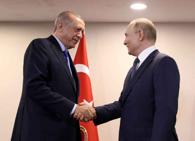 <p>İran’ın başkenti Tahran’daki temasları kapsamında Cumhurbaşkanı Erdoğan, Rusya Devlet Başkanı Vladimir Putin ile bir araya geldi.</p>
<p> </p>
