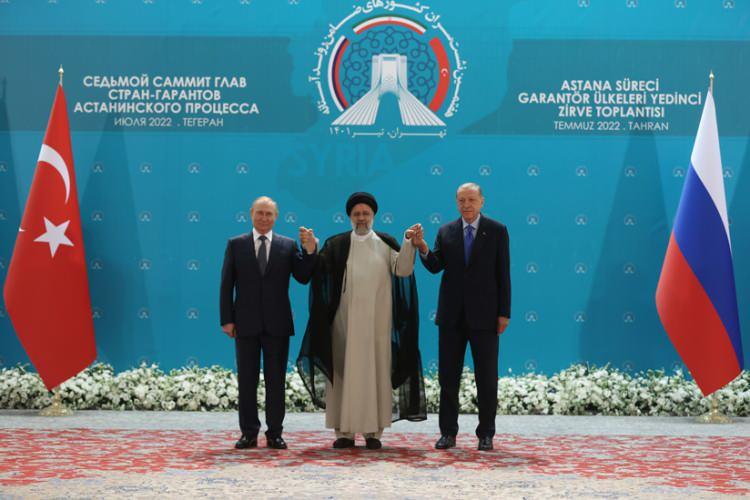 <p>Cumhurbaşkanı Erdoğan daha sonra, Türkiye, Rusya ve İran arasında Tahran'da düzenlenen “Astana Formatında 7. Üçlü Zirve Toplantısı”na katıldı.</p>
<p> </p>