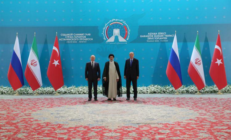 <p>Cumhurbaşkanı Erdoğan daha sonra, Türkiye, Rusya ve İran arasında Tahran'da düzenlenen “Astana Formatında 7. Üçlü Zirve Toplantısı”na katıldı.</p>

<p> </p>
