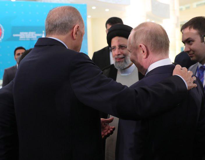 <p>Tahran Uluslararası Konferans Salonu'nda gerçekleşen “Astana Formatında 7. Üçlü Zirve Toplantısı”nın ardından, Cumhurbaşkanı Erdoğan, İran Cumhurbaşkanı Reisi ve Rusya Devlet Başkanı Putin ortak basın toplantısı düzenledi.</p>
<p> </p>