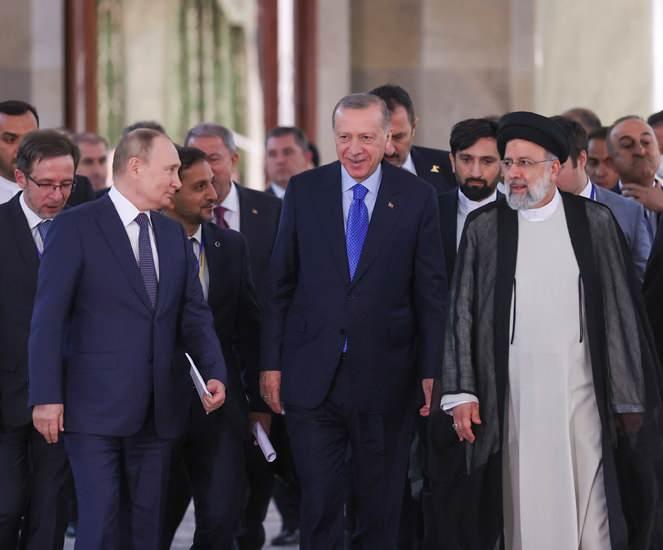 <p>Tahran Uluslararası Konferans Salonu'nda gerçekleşen “Astana Formatında 7. Üçlü Zirve Toplantısı”nın ardından, Cumhurbaşkanı Erdoğan, İran Cumhurbaşkanı Reisi ve Rusya Devlet Başkanı Putin ortak basın toplantısı düzenledi.</p>

<p> </p>
