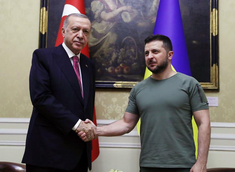 <p>Cumhurbaşkanı Erdoğan, Ukrayna’nın Lviv kentndeki Potoçki Sarayı’nda Ukrayna Devlet Başkanı Volodimir Zelenskiy ile bir araya geldi.</p>
<p> </p>