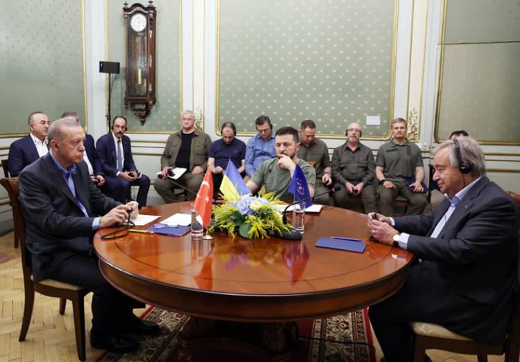 <p>Daha sonra Cumhurbaşkanı Erdoğan, Potoçki Sarayı'ndaki üçlü zirve kapsamında Ukrayna Devlet Başkanı Zelenskiy ve Birleşmiş Milletler (BM) Genel Sekreteri Antonio Guterres ile bir araya geldi.</p>

<p> </p>
