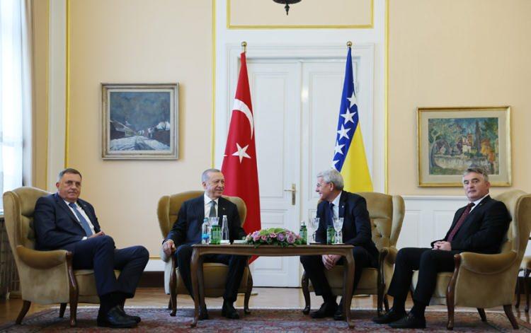 <p>Cumhurbaşkanı Recep Tayyip Erdoğan, Bosna-Hersek Devlet Başkanlığı Konseyi Üyelerinin davetine icabetle, 6 Eylül 2022 tarihinde Bosna-Hersek’e resmî ziyaret gerçekleştirdi.<br />
 </p>
