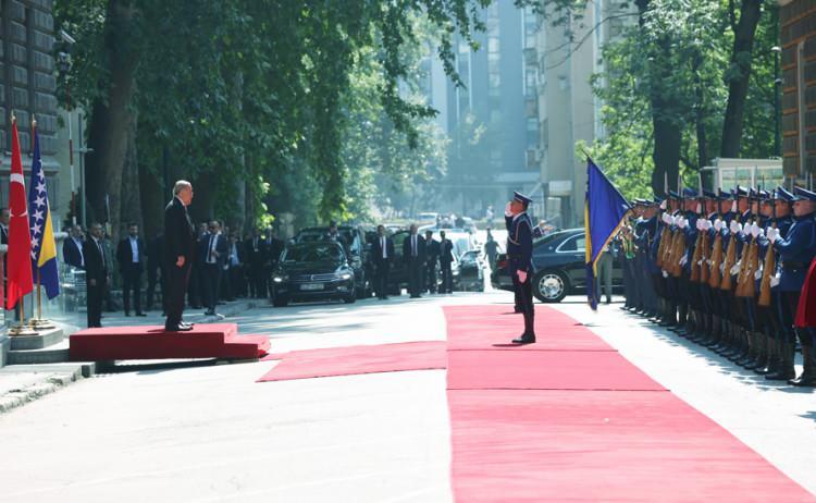 <p>Saraybosna’daki Başkanlık Sarayı’nda Bosna-Hersek Devlet Başkanlığı Konseyi Başkanı Şefik Caferoviç tarafından resmî törenle karşılanan Cumhurbaşkanı Erdoğan, baş başa ve heyetler arası görüşme gerçekleştirdi. Cumhurbaşkanı Erdoğan, Bosna-Hersek Devlet Başkanlığı Konseyi üyeleri ile ortak basın toplantısı düzenleyerek açıklamalarda bulundu.<br />
 </p>
