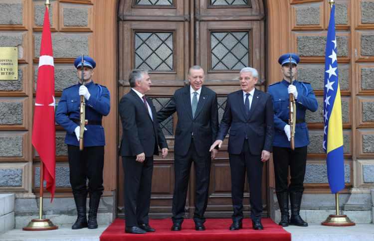 <p>Daha sonra Bosna-Hersek Temsilciler Meclisi ile Bosna Hersek Halklar Meclisi’nin başkanlık divanı üyelerini kabul eden Cumhurbaşkanı Erdoğan, Bosna-Hersek Halklar Meclisi Başkanlık Divanı Boşnak üyesi Bakir İzetbegoviç ile de Bosna-Hersek Parlamentosunda görüştü.</p>

<p> </p>
