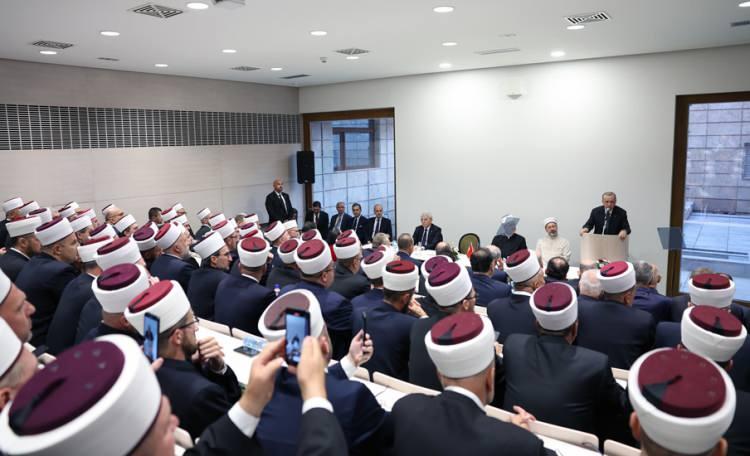<p>Bosna-Hersek’in ilk Cumhurbaşkanı Aliya İzetbegoviç’in kabrini ziyaret ederek kabrine çiçek bırakan Cumhurbaşkanı Erdoğan, daha sonra Bosna Hersek İslam Birliği (Riyaset) yeni binasını ziyaret ederek bir konuşma yaptı.</p>

<p> </p>
