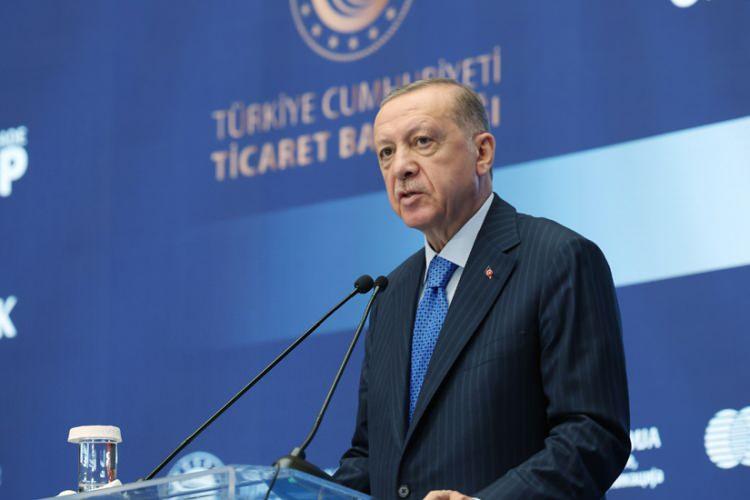 <p>Belgrad’daki Cumhurbaşkanlığı Sarayı’nda Sırbistan Cumhurbaşkanı Aleksandar Vucic tarafından resmî törenle karşılanan Cumhurbaşkanı Erdoğan, baş başa ve heyetler arası görüşme gerçekleştirdi.</p>
<p> </p>