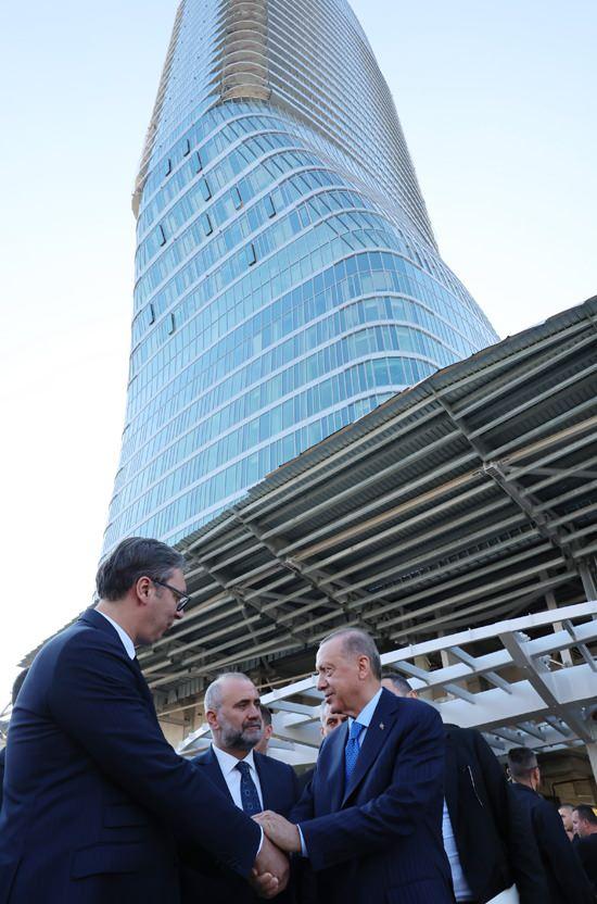 <p>Cumhurbaşkanı Erdoğan, Belgrad temasları kapsamında son olarak Sırbistan’ın Sancak bölgesindeki liderlerle bir araya geldi.</p>
<p> </p>