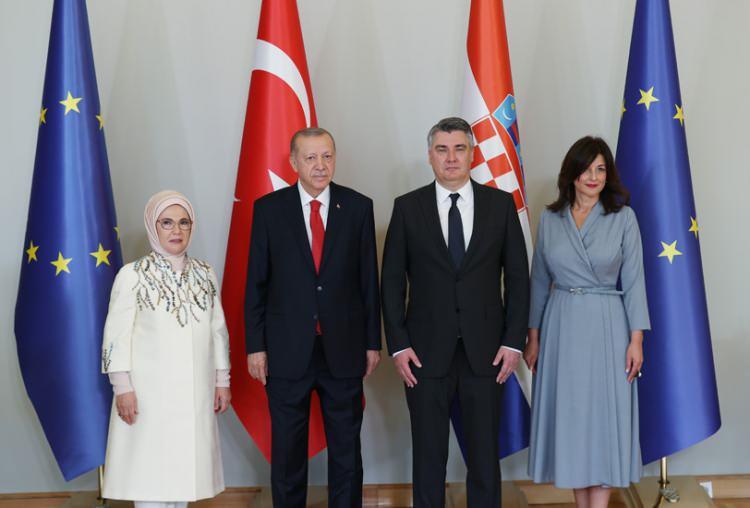<p>Zagreb’deki Cumhurbaşkanlığı Ofisi’nde Hırvatistan Cumhurbaşkanı Zoran Milanovic tarafından resmî törenle karşılanan Cumhurbaşkanı Erdoğan, baş başa ve heyetler arası görüşme gerçekleştirdi.</p>
