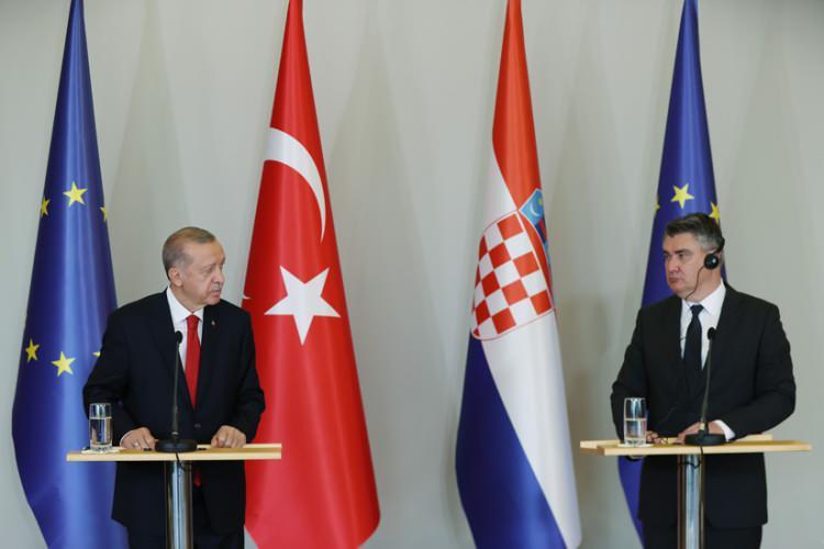 <p>Cumhurbaşkanı Erdoğan, Hırvatistan Cumhurbaşkanı Milanovic ile ortak basın toplantısı düzenleyerek açıklamalarda bulundu.</p>

<p> </p>
