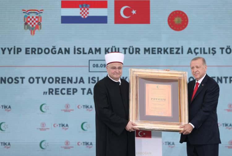 <p>Cumhurbaşkanı Erdoğan, daha sonra Hırvatistan Cumhurbaşkanı Milanovic ile birlikte Sisak şehrinde yaptırılan Recep Tayyip Erdoğan İslam Kültür Merkezi’nin açılışına katılarak bir konuşma yaptı.</p>

<p> </p>
