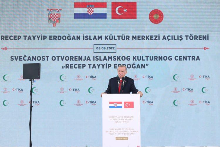 <p>Cumhurbaşkanı Erdoğan, daha sonra Hırvatistan Cumhurbaşkanı Milanovic ile birlikte Sisak şehrinde yaptırılan Recep Tayyip Erdoğan İslam Kültür Merkezi’nin açılışına katılarak bir konuşma yaptı.</p>
<p> </p>