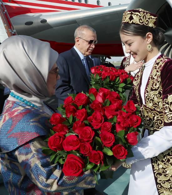 <p>Cumhurbaşkanı Recep Tayyip Erdoğan, Özbekistan Cumhurbaşkanı Şevket Mirziyoyev’in davetine icabetle Şanhay İşbirliği Teşkilatı 22. Devlet Başkanları Zirvesi'ne katılmak üzere, 15-16 Eylül 2022 tarihlerinde Özbekistan’a bir ziyaret gerçekleştirdi.</p>
<p> </p>